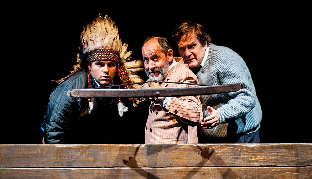 Scena z przedstawienia "Zabijanie Gomułki", reżyseria: Jacek Głomb, Teatr Modrzejewskiej w Legnicy, 2013, fot. Karol Budrewicz